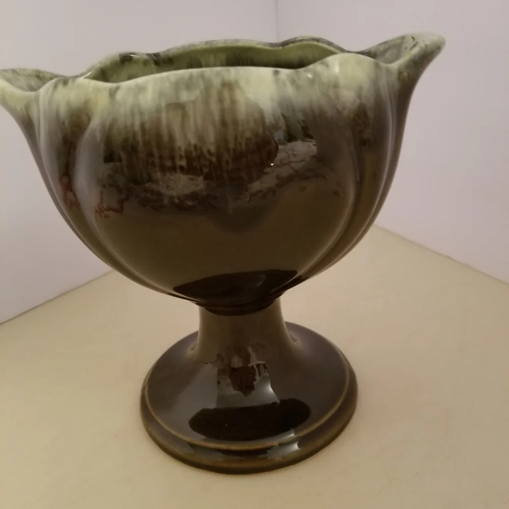 Elegant Green Ceramic Vase - Picture 3 of 4